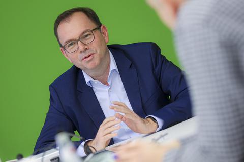 Freut sich, dass seine Partei aus dem Wahljahr 2021 gestärkt hervorging: der Grünen-Fraktionsvorsitzende Mathias Wagner. Foto: René Vigneron
