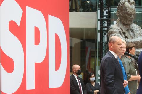 Berlin: Olaf Scholz, Kanzlerkandidat der SPD, spricht während der SPD Pressekonferenz im Willy-Brandt-Haus am Tag nach der Bundestagswahl.  Foto: Wolfgang Kumm/dpa