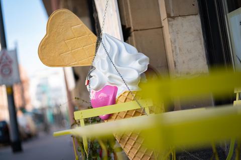 Ab Montag werden zahlreiche wegen der Corona-Pandemie geschlossene Geschäfte wieder öffnen dürfen. Bei Eisdielen wird die Warenauslieferung erlaubt. Foto: Frank Rumpenhorst/dpa