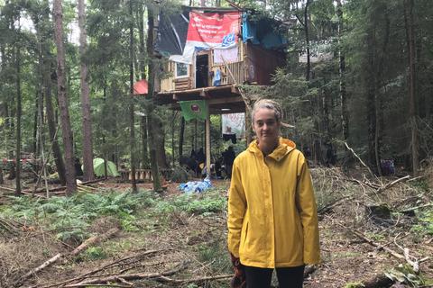 Umweltaktivistin Carola Rackete (32) im Camp im Dannenröder Forst. Die Kapitänin hatte sich 2019 bei der Rettung von Flüchtlingen mit italienischen Behörden angelegt. Foto: Ingo Berghöfer