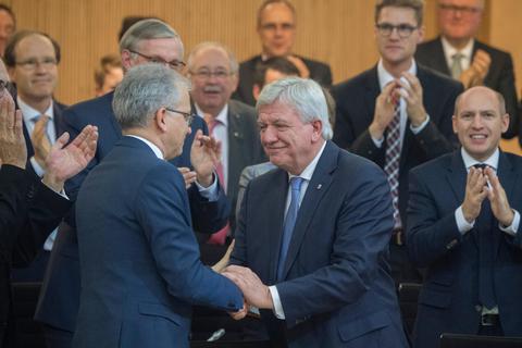 Das ging für die CDU gut: Bei der konstituierenden Sitzung des Landtags am 18. Januar 2019 wurde Volker Bouffier erneut zum Ministerpräsidenten gewählt. Fraktionskollegen klatschen, sein Stellvertreter, Tarek Al-Wazir (Grüne) gratuliert. Archivfoto: dpa