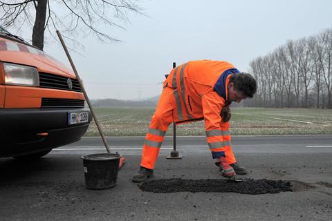 Noch immer sind viele Landesstraßen in Hessen in einem schlechten Zustand. Foto: dpa