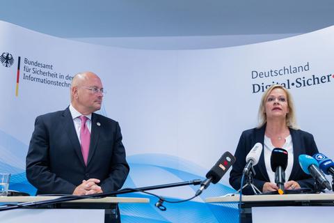 Bundesinnenministererin Nancy Faeser (SPD) und Arne Schönbohm, inzwischen freigestellter Präsident des BSI.