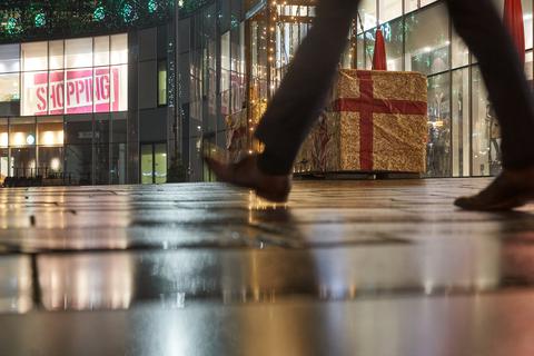 15.12.2020, Rheinland-Pfalz, Koblenz: Zum Ladenschluss hin leert sich der Platz vor dem Einkaufszentrum ·Mittelrhein-Forum·.Zahlreiche Menschen nutzten die letzten Minuten vor der Schliessung der Läden im Rahmen des Lockdowns aufgrund der Corona-Pandemie. Foto: Thomas Frey/dpa +++ dpa-Bildfunk +++