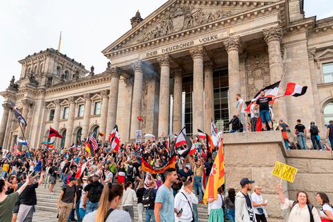 Am Berliner Reichstag wurden im August ebenfalls Reichsflaggen geschwenkt.  Archivfoto: dpa