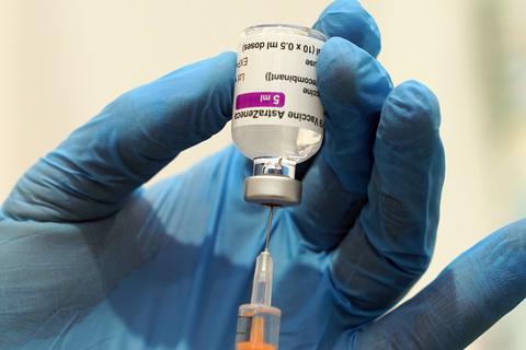 Ein Arzt zieht mit einer Spritze den Corona-Impfstoff von Astrazeneca auf. Symbolbild: dpa