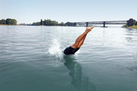 Schwimmen im Rhein ist immer und überall gefährlich. Archivfoto: Sascha Kopp