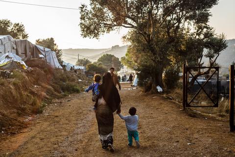Rheinland-Pfalz nimmt Familien mit schwerkranken Kindern - insgesamt 66 Menschen - aus griechischen Flüchtlingslagern auf. Das Bild zeigt eine Szene in dem Lager Moria auf Lesbos. Foto: Angelos Tzortzinis/dpa