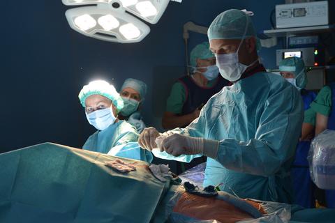 Ein Chirurg führt eine Gefäßoperation durch. Rund zwei Drittel der Anträge wegen möglicher Behandlungsfehler betreffen Krankenhäuser. Symbolfoto: dpa