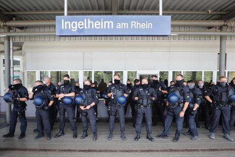 Polizisten während der Kundgebung der Kleinstpartei "Die Rechte" und den Gegendemonstrationen in Ingelheim.   Foto: Sascha Kopp