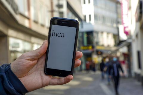 Die App "Luca" soll bei der Kontaktnachverfolgung helfen. Foto: Harald Kaster