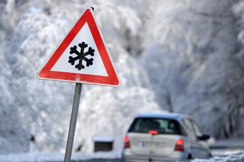 In Zeiten von Schneefall hilfreich - das Warnschild mit der Schneeflocke. Foto: dpa