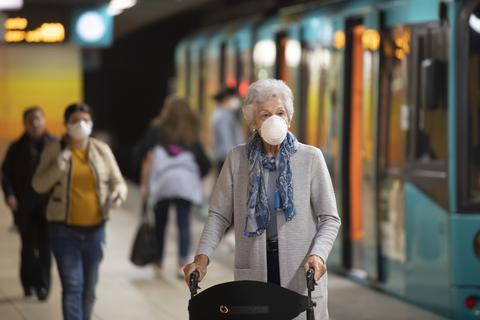 Mit einer Maske schützt sich eine Frau an der Frankfurter Hauptwache gegen das Coronavirus. Foto: dpa