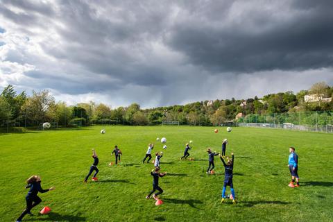 In Berlin und Mecklenburg-Vorpommern sind Ballspiele für Kinder in Kleingruppen weiterhin erlaubt. Foto: dpa