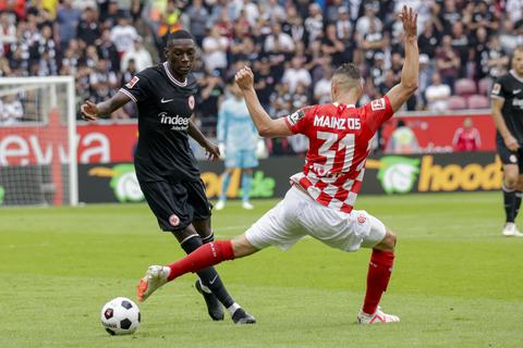 Intensives Rhein-Main-Duell: Frankfurts Randal Kolo Muani (links) gegen Dominik Kohr von Mainz 05.