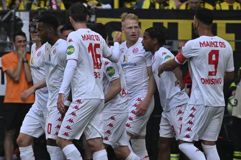 Die Mainzer Spieler von Mainz jubeln nach dem Tor zum 1:0.