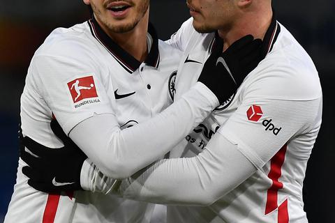 Die Stürmer André Silva (links) und Luka Jovic haben die Frankfurter Eintracht auf Platz vier geschossen und geköpft. 