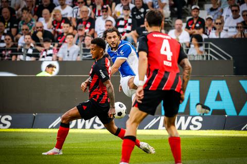 Ab durch die Mitte: Fraser Hornby im ersten Bundesligaspiel der Lilien bei Eintracht Frankfurt (0:1).