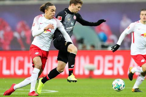 Leipzigs Yussuf Poulsen (l.) im Duell mit Fabian Frei. Wechselt der Schweizer zurück zum FC Basel? Foto: dpa 