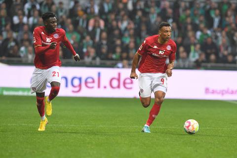 Die Mainzer Danny da Costa (links) und Karim Onisiwo greifen im Spiel gegen Werder Bremen an. Foto: dpa