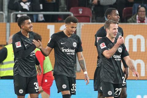 Die Spieler von Eintracht Frankfurt jubeln über das Tor von Ansgar Knauff.  