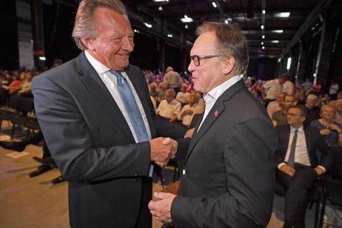 Vorgänger und Nachfolger: Harald Strutz (links) gratuliert dem neuen Vorstandsvorsitzenden Johannes Kaluza.Foto: dpa  Foto: dpa