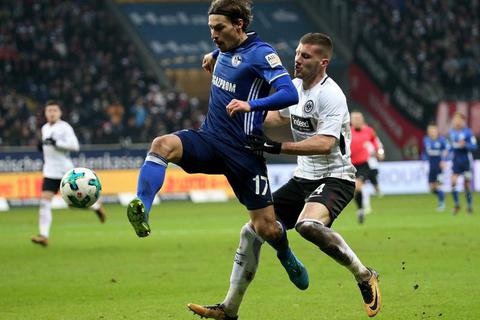 Der Frankfurter Ante Rebic (R) im Zweikampf mit Benjamin Stambouli (L) aus Schalke. Foto: dpa 