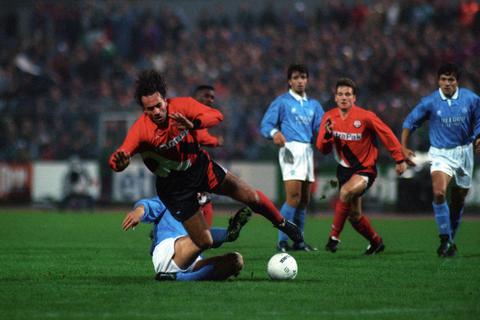 24. November 1994: Maurizio Gaudino (Eintracht Frankfurt) wird im Hinspiel des Uefa-Cup-Achtelfinales gegen den SSC Neapel gefoult. Die Eintracht gewann durch ein Eigentor von Renato Buso 1:0. Im Rückspiel (1:0 durch das Tor von Ralf Falkenmayer) fehlte Gaudino wegen Querelen mit Trainer Jupp Heynckes.