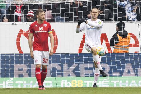 Schon das erste Gegentor sorgte bei 05-Kapitän Silvan Widmer (links) und 05-Torhüter Robin Zentner für Frust. Nach dem Bremen Treffer zum 2:2-Endstand war die Enttäuschung bei den Mainzern groß.