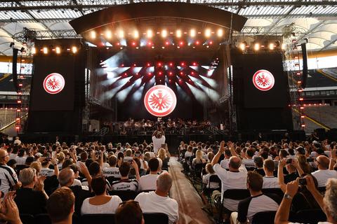 120 Jahre Eintracht Frankfurt feierte der Verein mit seinen Fans und dem HR-Sinfonieorchester in der Commerzbank Arena.  Foto: Jan Hübner