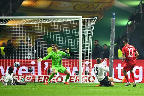 Leipzigs Dominik Szoboszlai (r.) erzielt das Tor zum 2:0. 