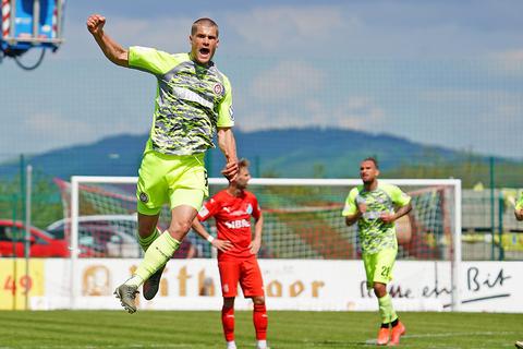 Johannes Wurtz jubelt - er erzielte drei Treffer für den SV Wehen Wiesbaden im Finale des Hessenpokals. Foto: Hasan Bratic/rscp