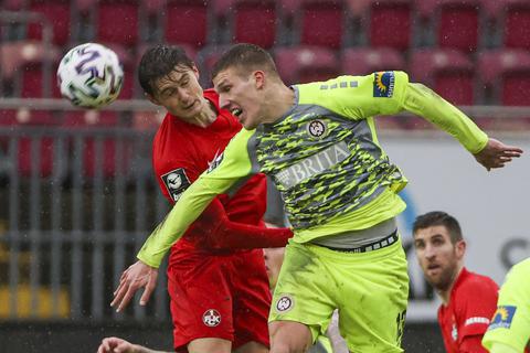 Kopfball- und willensstark. Der Weggang von Jakov Medic (vorne) ist ein sportlicher Verlust für den SV Wehen Wiesbaden.  Foto: Rene Vigneron