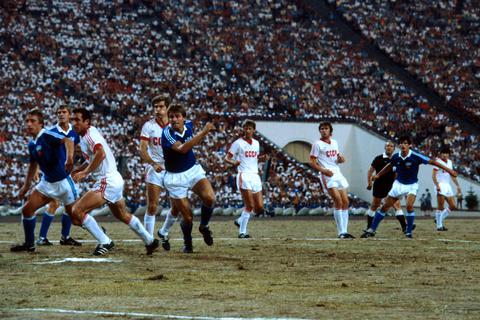 Hans Richter 1983 im DDR-Trikot (vorne rechts) zusammen mit Hans-Joachim Streich (links). Die Angreifer sorgten für Gefahr im Strafraum der UdSSR bei einem Länderspiel in Leipzig.  