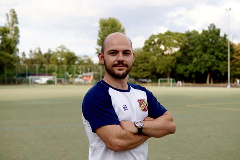 Angel Reina Pastor hebt die Geschlossenheit von Spaniens WM-Team hervor. Der 31-Jährige spielt selber Fußball - bei Español Wiesbaden. Dort ist er Mittelfeldspieler. 