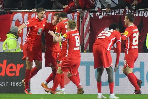 Bei den Spielern des 1. FC Kaiserslautern herrscht nach einem Doppelschlag in der Nachspielzeit gegen Heidenheim absolute Ekstase.