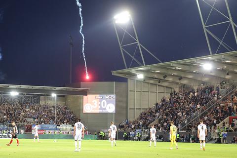 Bielefelder Fans zünden in der Wiesbadener Brita-Arena Pyro-Raketen.