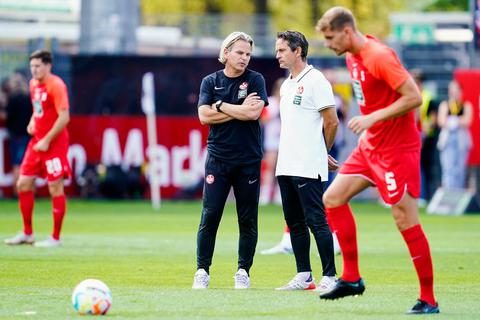 Demütig bleiben und das trotz einer lange nicht mehr erlebten FCK-Begeisterung: Dirk Schuster und Co-Trainer Sascha Franz, der auch in Darm-stadt dabei war. Foto: dpa Foto: dpa