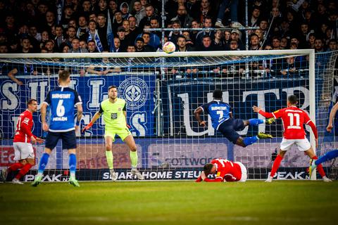 Der SV Darmstadt gewinnt das Zweitliga-Spitzenspiel gegen den FC Kaiserslautern.