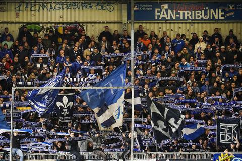 Darmstadts Fans unterstützen ihre Mannschaft in Sandhausen.