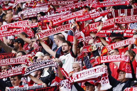 Auch in Rostock darf der 1. FC Kaiserslautern wieder auf die Unterstützung zahlreicher Fans hoffen, wie hier beim Spiel gegen Regensburg. © picture alliance/dpa | Uwe Anspach