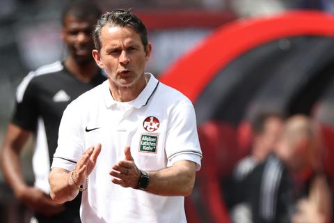 Der Trainer Dirk Schuster (r) von Kaiserslautern reagiert auf den Spielverlauf.