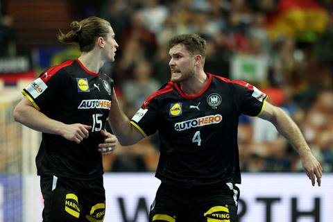Eine starke Achse bilden Juri Knorr (links) und Johannes Golla bei der Handball-WM im deutschen Team. Reicht es nun auch im Viertelfinale gegen Rekordweltmeister und Olympiasieger Frankreich zum Sieg? 