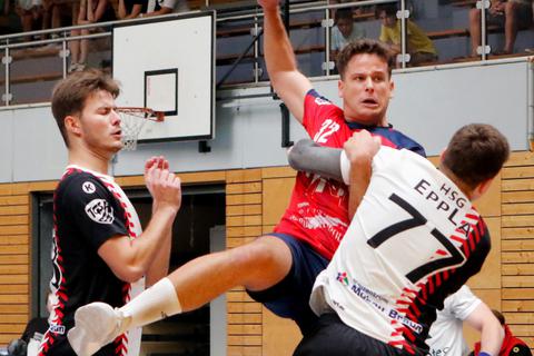 Kaum ein Durchkommen gab es für Nicolas Wojtyniak (am Ball) und die Handballer der TG Rüsselsheim gegen die HSG EppLa (links Lennart Grosskopf, rechts Lukas Erdmann). Foto: André Dziemballa