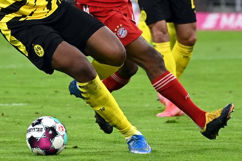 Seit Jahren sind Bayern München und Borussia Dortmund die gehandelten Titel-Aspiranten und im Duell miteinander. Meister geworden ist zuletzt aber nur der FC Bayern.  Archivfoto: Sven Hoppe/dpa