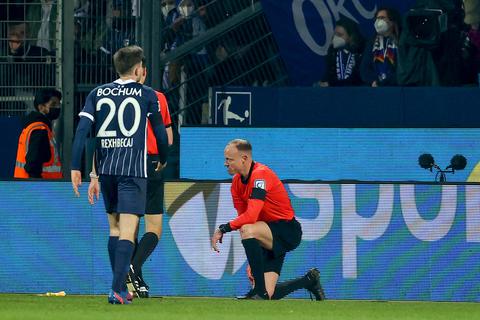 Linienrichter Christian Gittelman hat beim Spiel zwischen Bochum und Mönchengladbach einen Gegenstand an den Kopf bekommen. Foto: dpa