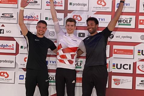 Bei der Siegerehrung gut gelaunt: Marcel Jüngling, Lukas Kohl und Emilio Arellano (von rechts). Foto: Paul Jacek