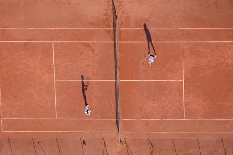 Der Abstand ist ein Knackpunkt: Die Tennispieler warten darauf, dass die Ampel für Doppel auf „Grün“ umschaltet. Foto: dpa