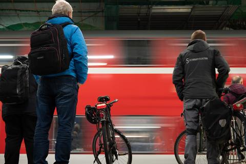 Das geplante 49-Euro-Ticket für den Öffentlichen Personennahverkehr (ÖPNV) ist aus Sicht des Fahrgastverbands Pro Bahn für einkommensschwache Menschen nach wie vor zu teuer. © Sebastian Kahnert/dpa