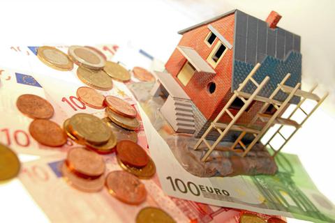 Wer ein Haus finanzieren möchte, muss nicht nur höhere Zinsen zahlen. Auch die Baukosten gehen weiter durch die Decke. Foto: dpa
